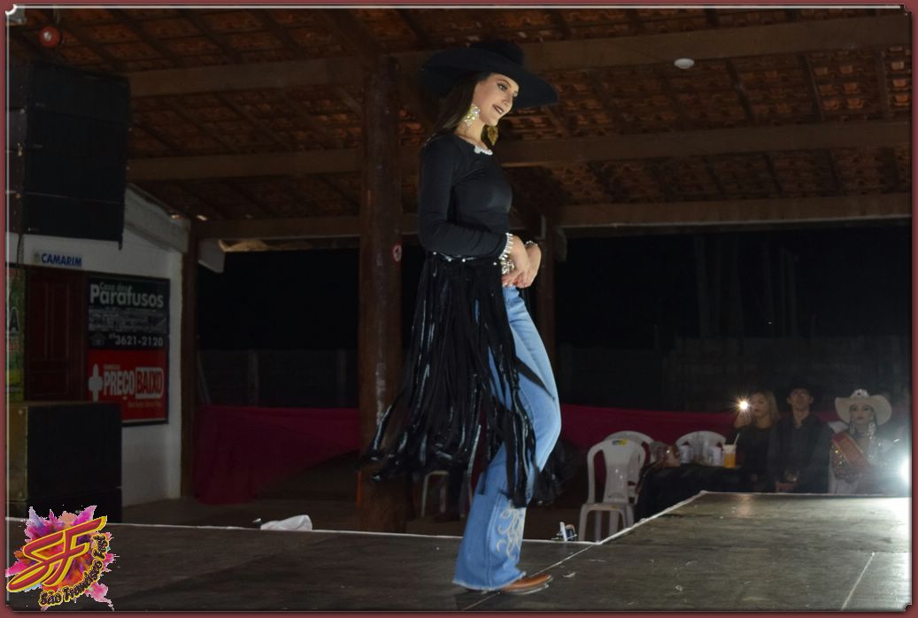 DESFILE DA RAINHA DA EXPOVALE 2019